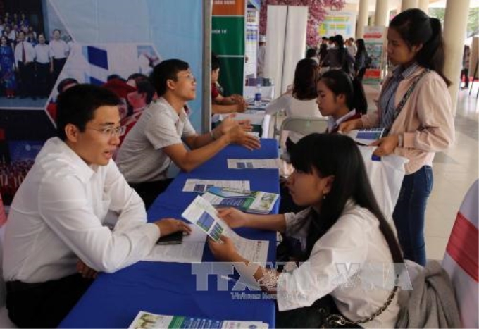 Tư vấn cho học sinh thông tin về các trường Đại học, Cao đẳng, chuyên ngành học tại tại buổi tư vấn mùa thi năm 2017, tại Đà Nẵng. Ảnh: Trần Lê Lâm/TTXVN